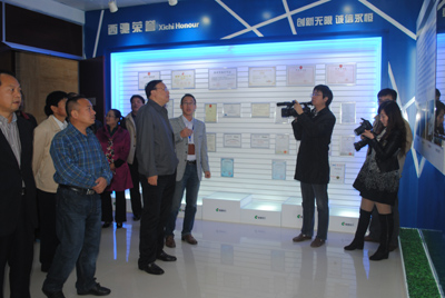 戶縣縣委書記陸曉延蒞臨我司參觀考察(圖1) 戶縣縣委書記陸曉延蒞臨我司參觀考察(圖1)