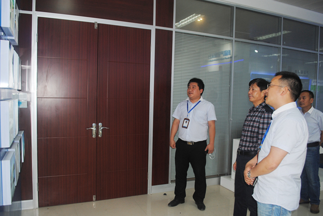 陜西理工大學馬征杰副校長一行蒞臨西馳電氣參觀(圖3) 陜西理工大學馬征杰副校長一行蒞臨西馳電氣參觀(圖3)